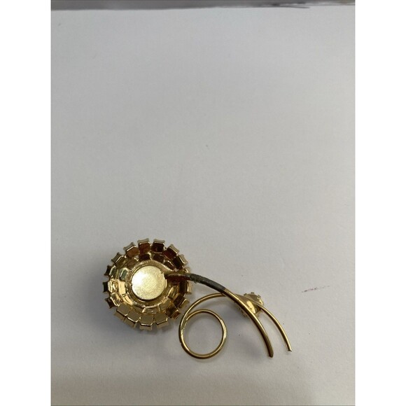 Sparkly White Rhinestone Flower Brooch With Smoky Solitaire Accent On Goldtone - Picture 2 of 4